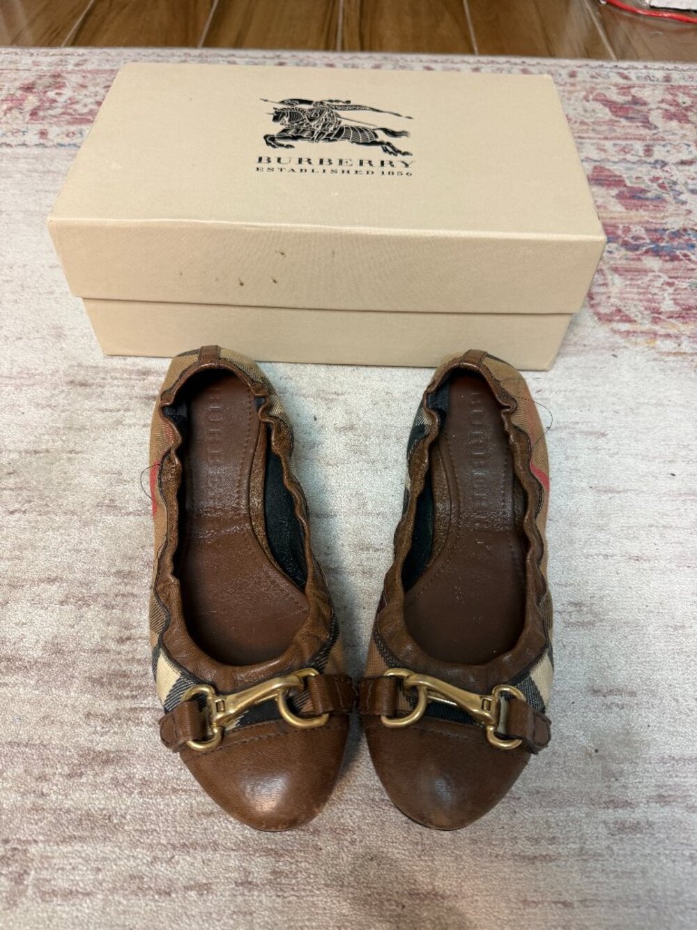 Burberry Shipley Women's Scrunch Nova Check Ballet Flat Shoes Size 8-Great!